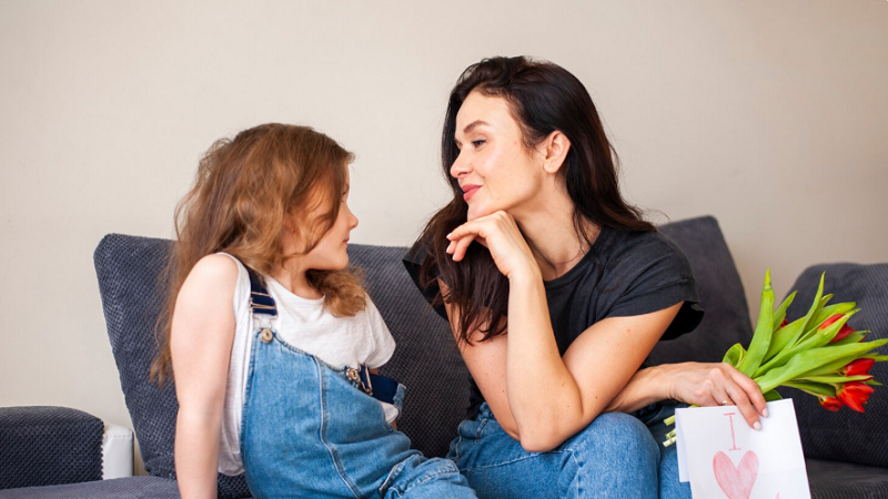 Mom Famousparenting: A Simple Guide to Modern Motherhood and Raising Happy Children